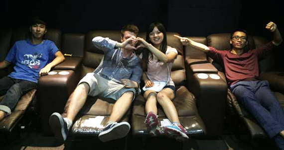 chinesische Freundin mit Christian und Freunden im Kinosaal