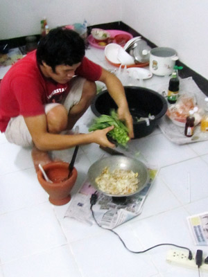 Thailändisch TomYum und Battai essen
