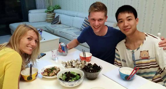 Cilong, Gina und Kilian bei einem Abendessen - chinesische Freunde